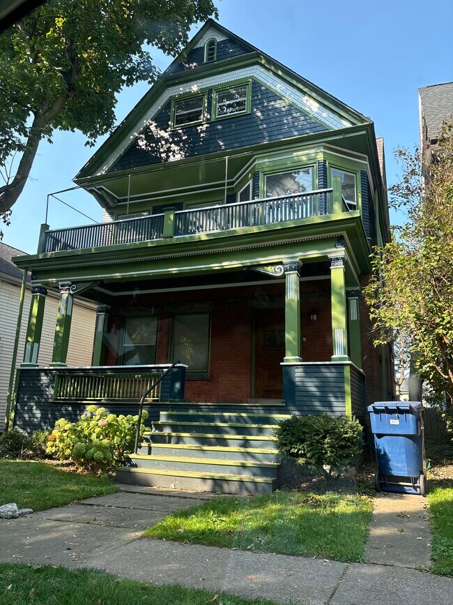 Primary Photo - 120 College St