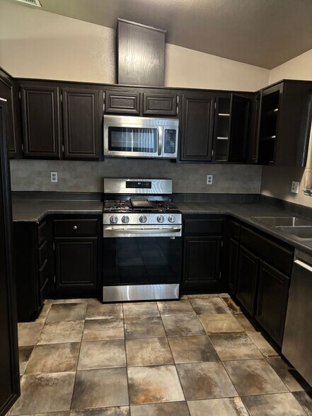 Building Photo - 14561 Victor Dr