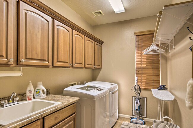 Building Photo - 3759 E Fruitvale Ave