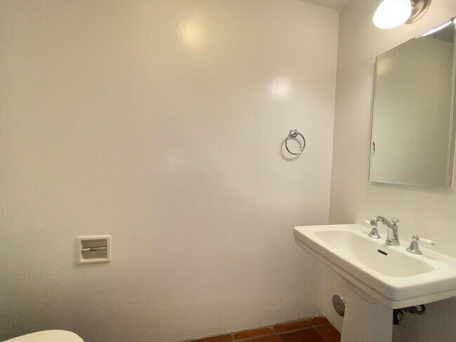 Building Photo - 1414 N Harper Ave