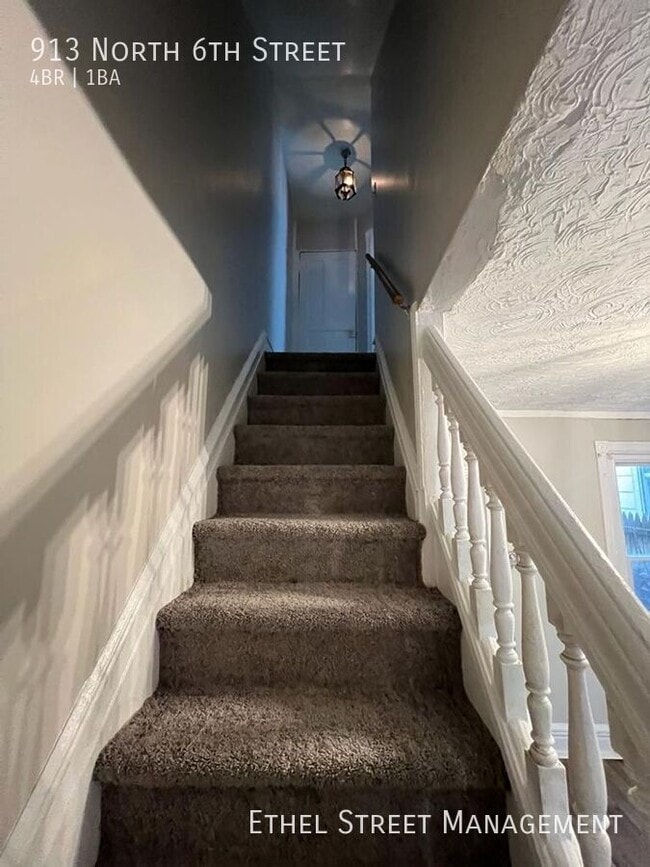 Building Photo - 913 N 6th St