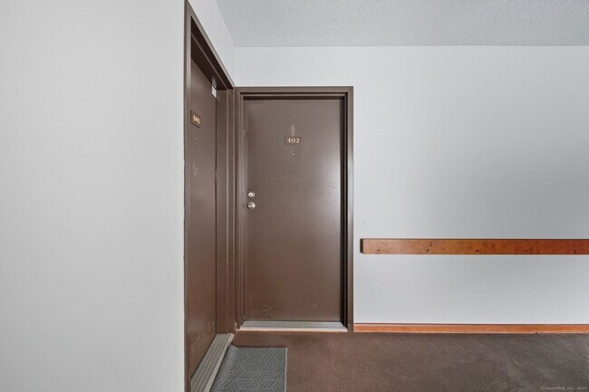 Building Photo - 402 Twin Circle Dr