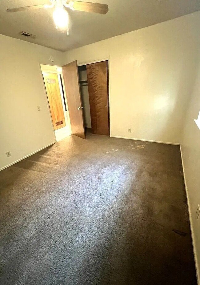 Building Photo - 415 Maple St