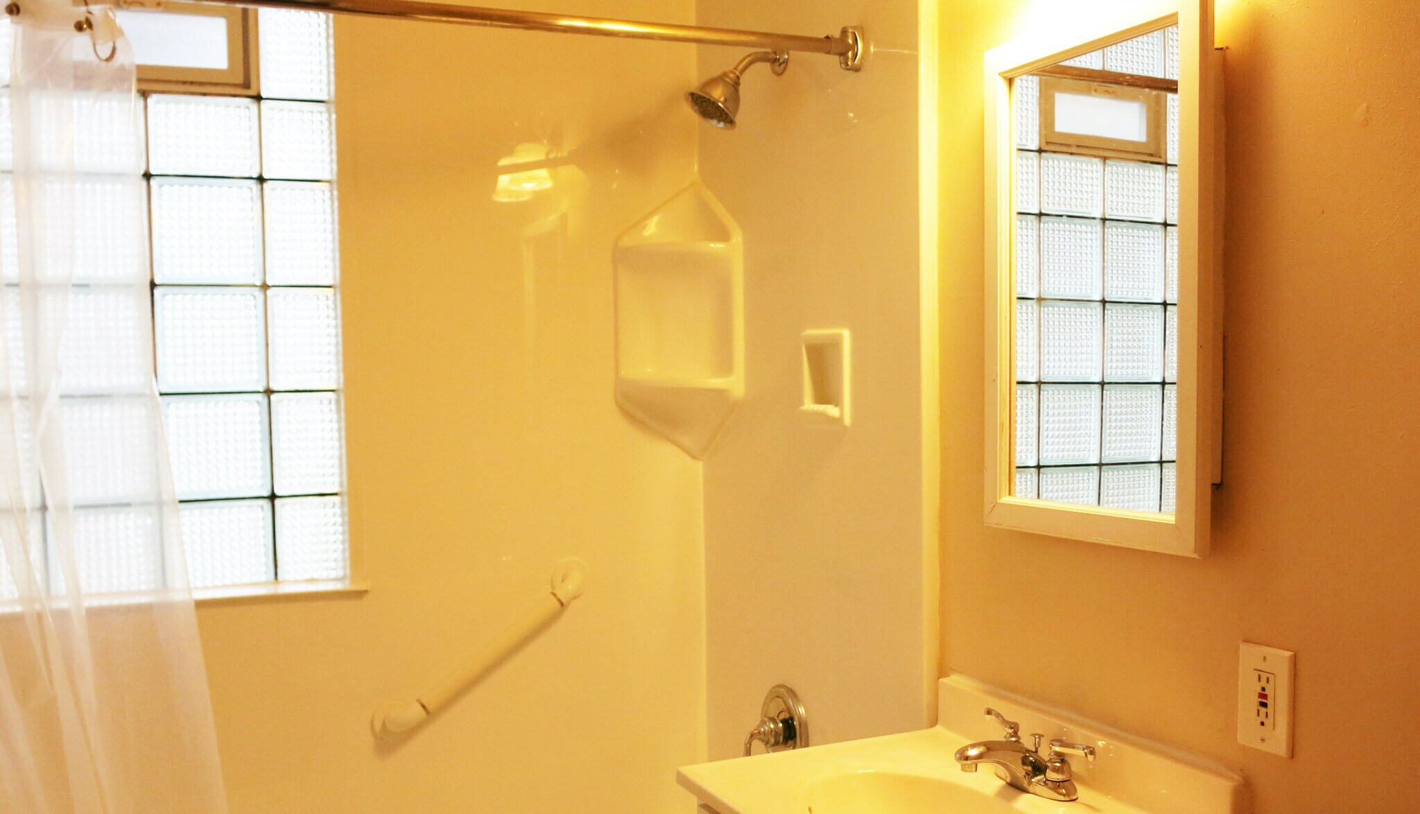 Bathroom Tub/Shower - 2900 N Prospect Ave