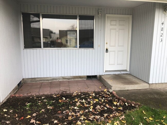 Building Photo - Great 2 bedroom 1 bathroom duplex in Springfield! MOVE IN SPECIAL!