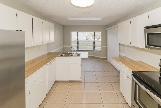 Building Photo - 8552 Bridgewater Dr