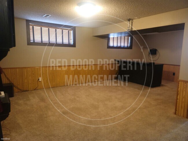 Building Photo - 3 br, 2 bath Duplex - 2030 Rosewood Court