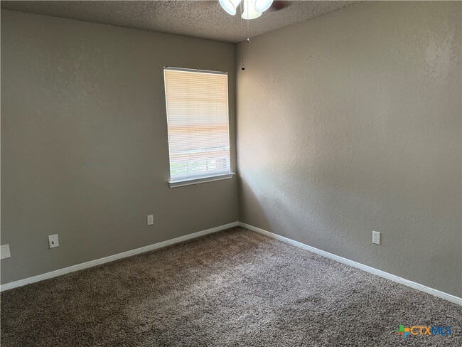Building Photo - 3208 Green Valley Dr