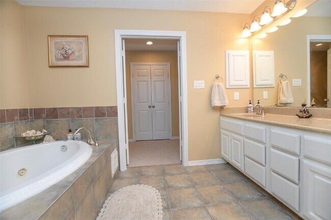Building Photo - 3 Bed Single-Family Home in Timbergrove Terrace 77008 in Gated Community