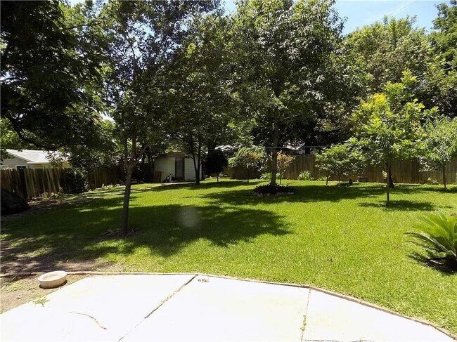 Building Photo - 8402 Leesburg Cir