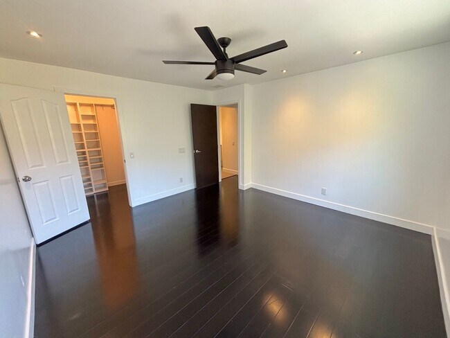 Building Photo - Clean 2 bedroom condo located near downtown Fullerton
