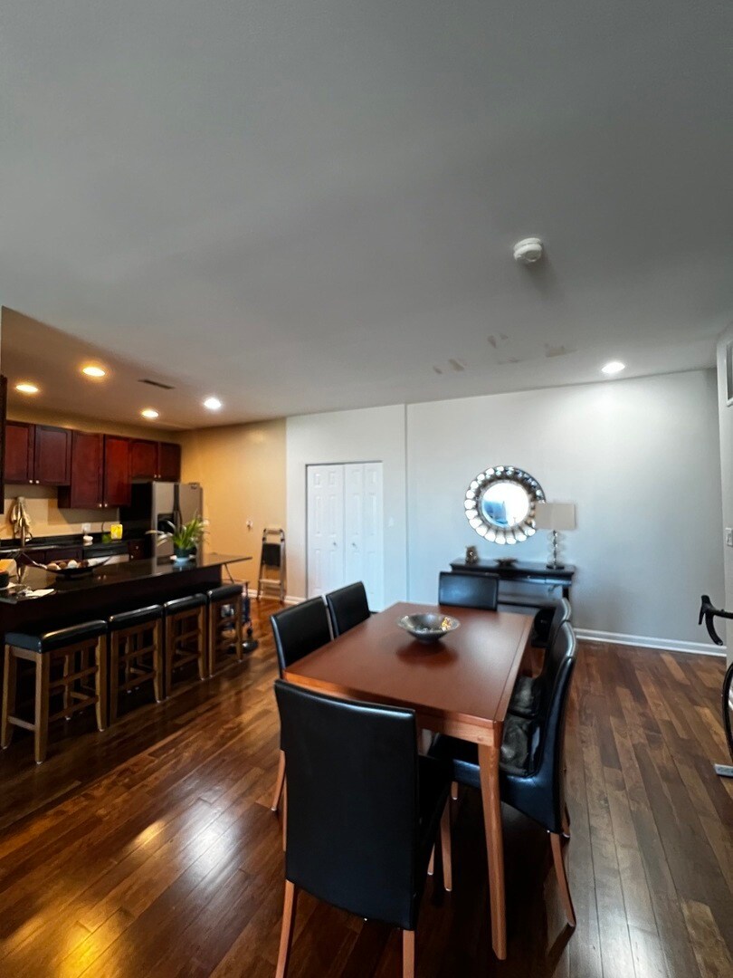 Building Photo - 5300 N Lincoln Ave