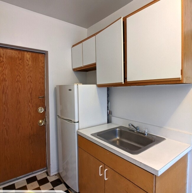 Building Photo - 3304 W Schubert Ave