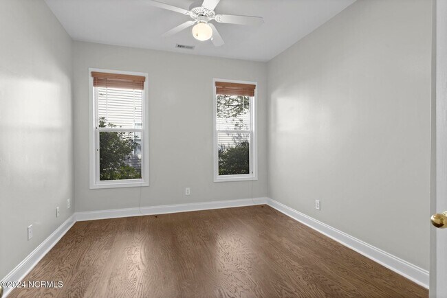 Building Photo - 412 Azalea Dr