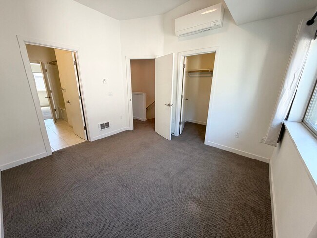 Building Photo - Modern Contemporary Townhome just one block from the Light Rail!