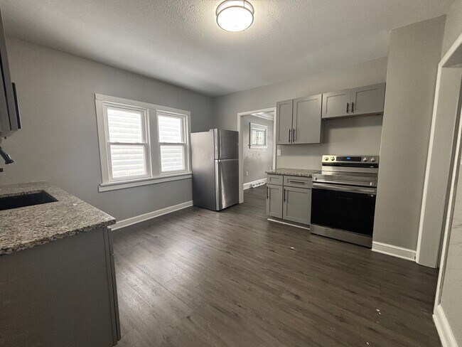 Building Photo - 64th,E.4072