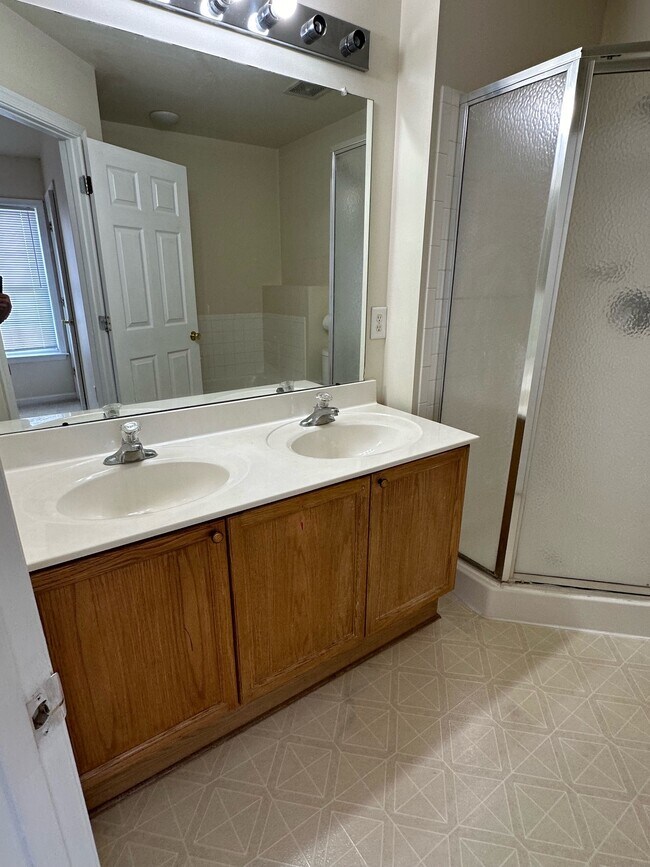 Building Photo - 803 Marquette Dr