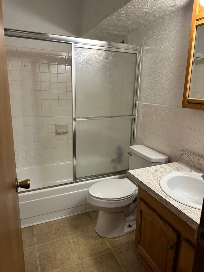 Building Photo - 2 BEDROOM 1 BATHROOM APARTMENT FOR RENT