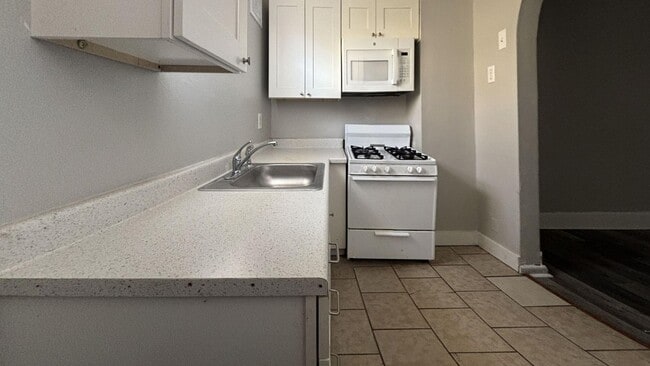 Building Photo - Quaint Two Bedroom Home in Overbrook with NEW Floors and Kitchen!