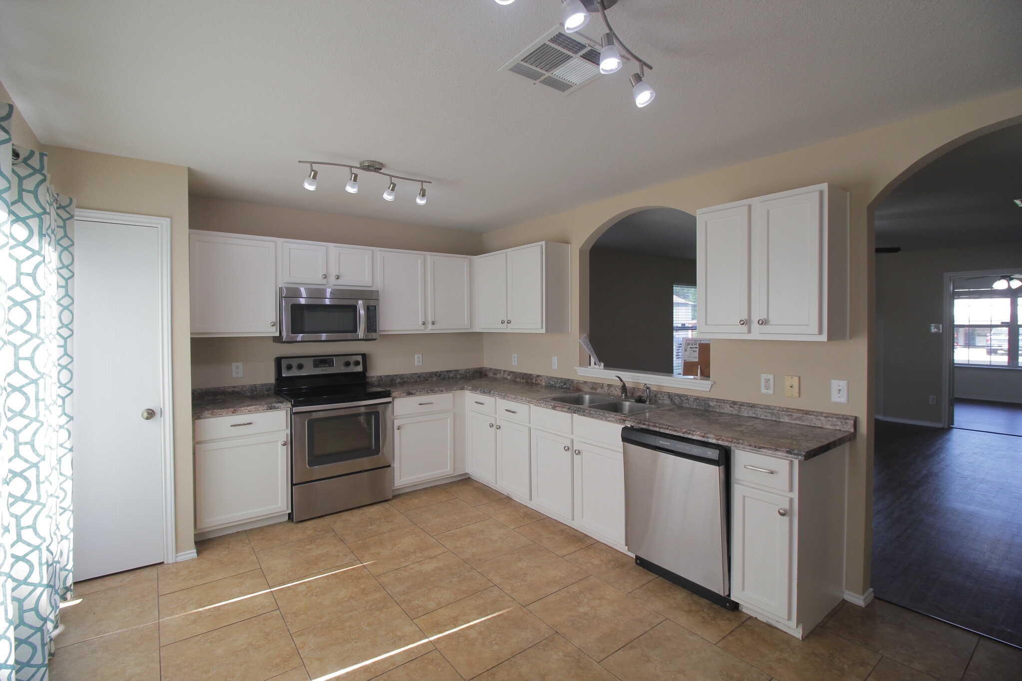 Building Photo - 133 Carolyns Way