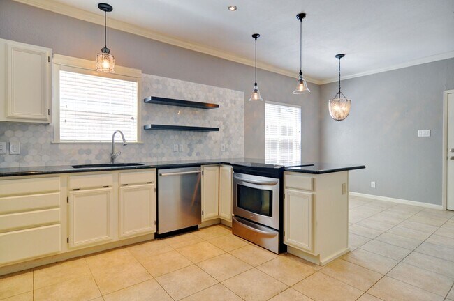 Building Photo - 3 Bedroom Home - Ridglea Country Club Estates