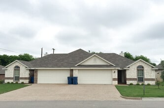 Building Photo - 3BR / 2BA Duplex in Hewitt, Texas | Midway ISD