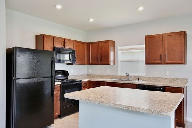 Building Photo - Effortless Living in a Modern 3-Bed Home w...