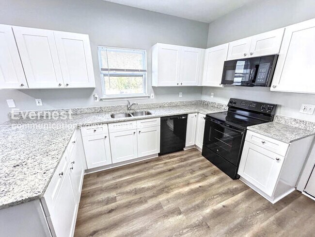 Building Photo - Fast-Track Savings /6 Bed, 3 Bath Home with Fenced Yard & Off-Street Parking / Pet-Friendly / Ava...