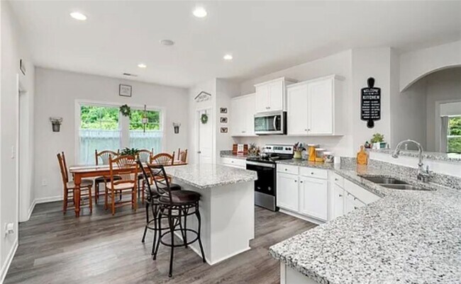 Building Photo - 490 Twin View Dr