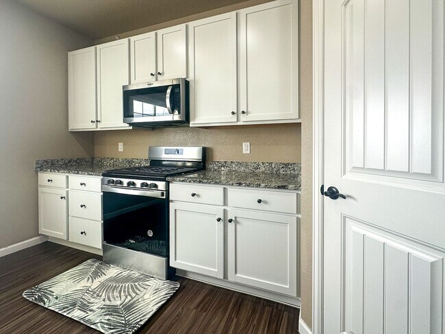 Building Photo - Grand 6bd 4ba Crystal Valley home with an in-law suite!!!