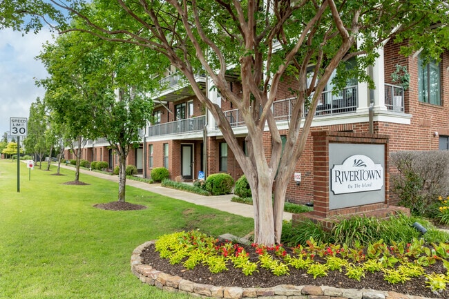 Building Photo - Rivertown on the Island