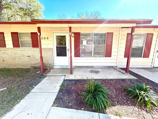 Building Photo - Cozy & Convenient – 3 Bedroom Home Near Shopping & Highways!