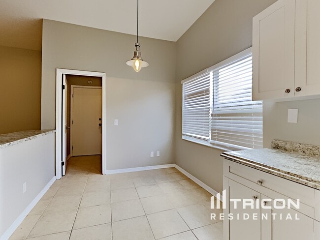 Building Photo - 707 Sand Ridge Dr