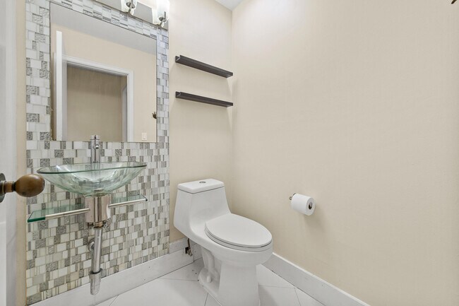 Building Photo - 790 St Albans Dr