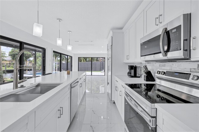 Building Photo - 1608 SW 5th Ct