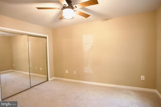 Building Photo - 913 Hillside Lake Terrace