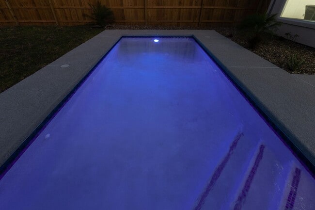 Building Photo - 1809 Pease St