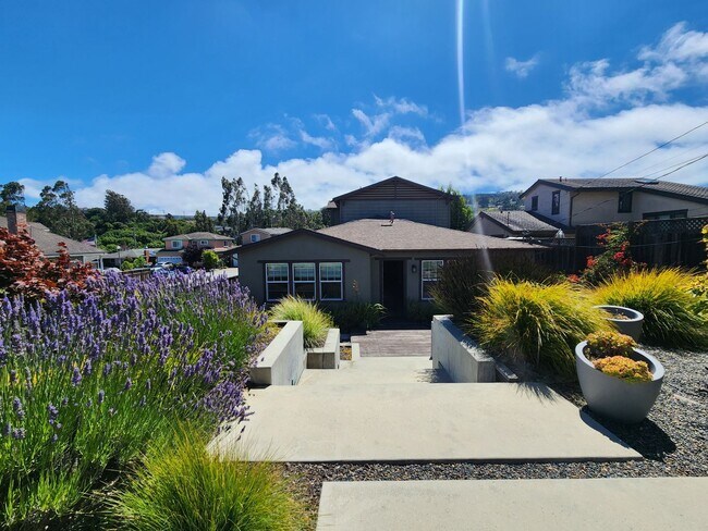 Building Photo - Spacious 5 bedroom house