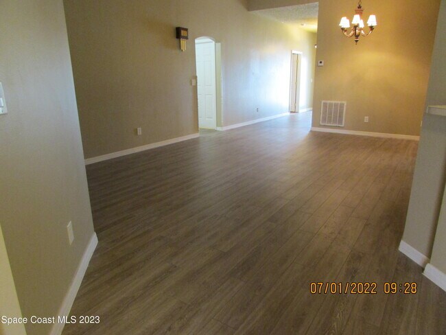Building Photo - 700 Benton Dr