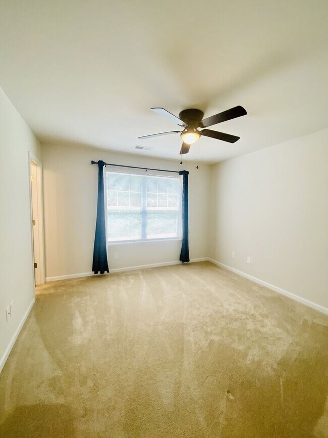 Building Photo - Stylish 3 Bed Townhouse with Granite Countertops and Hardwood Floors in Charlotte!