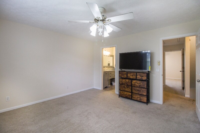 Building Photo - 34 Knollwood Cir