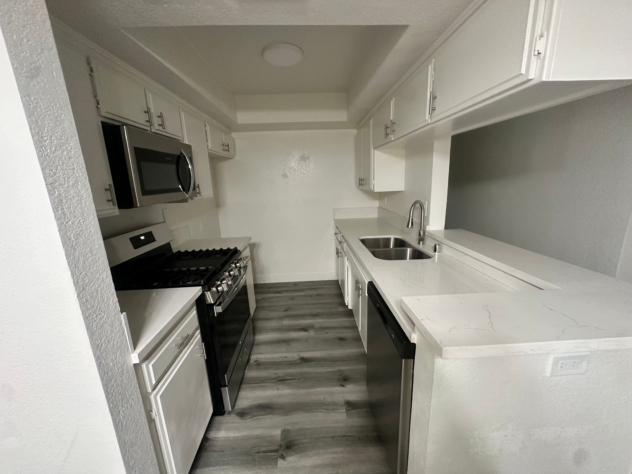 Building Photo - 15009 Moorpark St