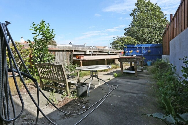 Building Photo - Spacious 2BR/1BA in Glen Park's Miraloma neighborhood, Shared Yard, Pets Considered, Garage (1 Ga...