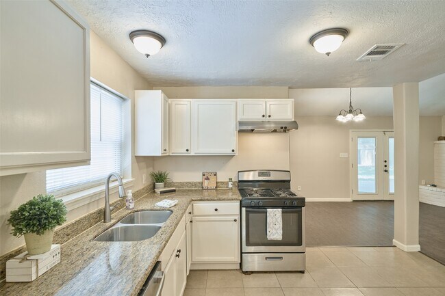 Building Photo - 24411 Pine Canyon Dr
