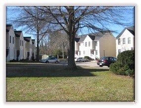 Building Photo - 2024 Elmhurst Ln