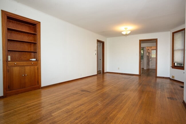 Building Photo - Old World Charm with Views of Lake Union!