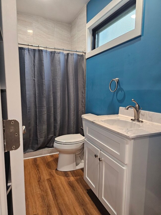 Building Photo - Move-In-Ready 1 Bedroom/1 Bathroom Executi...