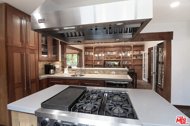 Building Photo - 543 N Las Palmas Ave