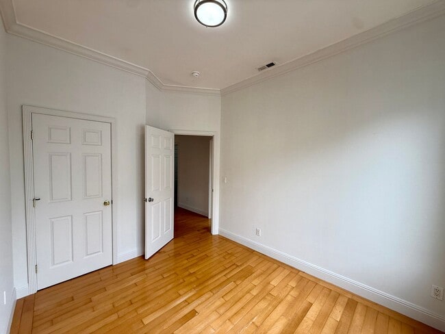 Building Photo - 2068 McAllister St