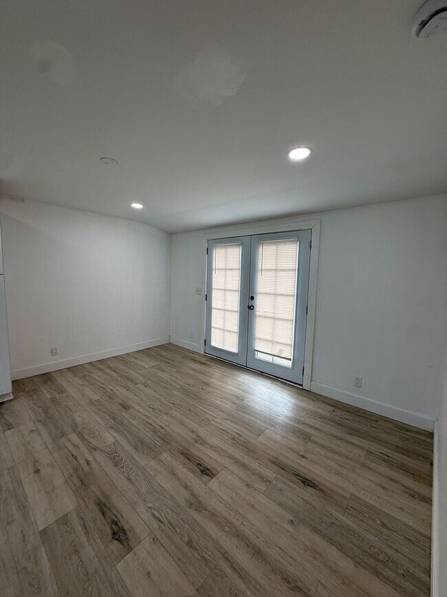 Building Photo - W20500